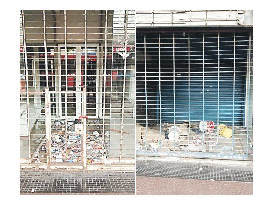 A pocos metros de la Plaza Pueyrredón, en Flores, se pueden ver decenas de locales vacios y deteriorados por el abandono. Una de las principales arterias comerciales hoy tiene un look fantasmal.