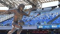 La estatua que Napoli le hizo a Maradona, en el estadio que lleva su nombre.