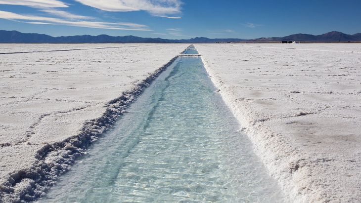 A diferencia de otros minerales, el recurso explotado es una salmuera líquida y dinámica que requiere modelos hidrogeológicos, procesos químicos avanzados y operaciones de alta complejidad técnica. A diferencia de otros minerales, el recurso explotado es una salmuera líquida y dinámica que requiere modelos hidrogeológicos, procesos químicos avanzados y operaciones de alta complejidad técnica.