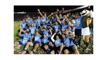 El plantel de Pampas XV festejando tras la consagración en Sudáfrica.