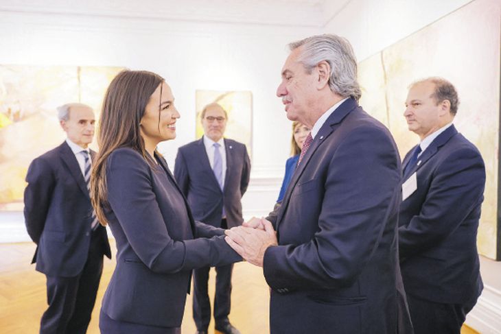 Alberto Fernández se reunió con la diputada Alexandria Ocasio-Cortez, de la Cámara de Representantes de EE.UU. a raíz de su denuncia sobre corrupción en la causa de Paul Singer y los fondos buitres contra la Argentina.