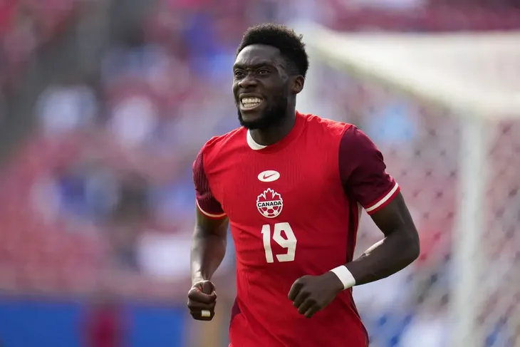 Alphonso Davies nació en Ghana, pero representa a Canadá, país al que llegó junto a su familia durante su infancia. Alphonso Davies nació en Ghana, pero representa a Canadá, país al que llegó junto a su familia durante su infancia.