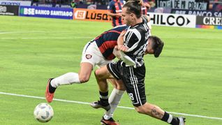 Un imagen que ilustra cabalmente lo que fue el partido: una lucha con pierna templada entre Malcom Braida y Thiago Nuss, en Santiago del Estero, donde San Lorenzo y Central Córdoba igualaron sin goles.&nbsp;