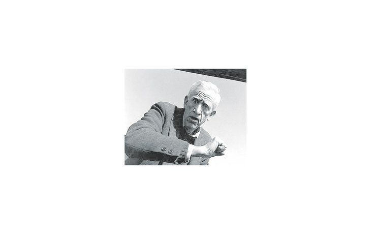 J.D. Salinger en la foto más reciente que se le conoce, sorprendido a la salida de un supermercado, cuando ya llevaba varias décadas viviendo en medio de un bosque, como un ermitaño, tras el éxito descomunal de su única novela.
