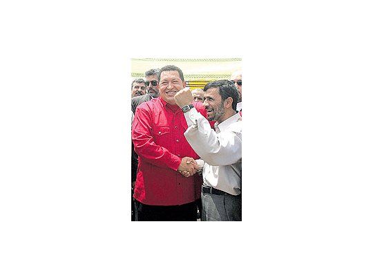 Hugo Chávez y Mahmud Ahmadinejad, ayer, durante unacto conjunto. El venezolano reforzó su alianza con un régimensospechado de perseguir armas nucleares y deabogar por la destrucción de Israel.