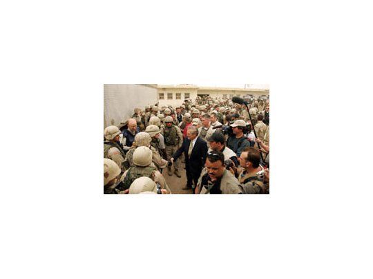 El secretario norteamericano de Defensa, Donald Rumsfeld, ayer, durante su visita a los efectivos apostados en la prisión de Abu Ghraib, en Irak. Su viaje relámpago buscó mejorar la imagen de EE.UU. en el mundo árabe y, a la vez, respaldar a las cuestionadas fuerzas militares.