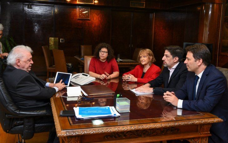 Gin&eacute;s Gonz&aacute;lez Grac&iacute;a, ministro de Salud de la Naci&oacute;n, en reunion con Nicol&aacute;s Trotta, ministro de Educaci&oacute;n de la Naci&oacute;n,&nbsp;la secretaria de Gesti&oacute;n Educativa del Ministerio de Educaci&oacute;n,&nbsp;Adriana Puiggr&oacute;s;&nbsp;la secretar&iacute;a de acceso a la Salud del Ministerio de Salud,&nbsp;Carla Vizzotti; y su par de&nbsp;Equidad en la Salud,&nbsp;Mart&iacute;n Sabignoso.