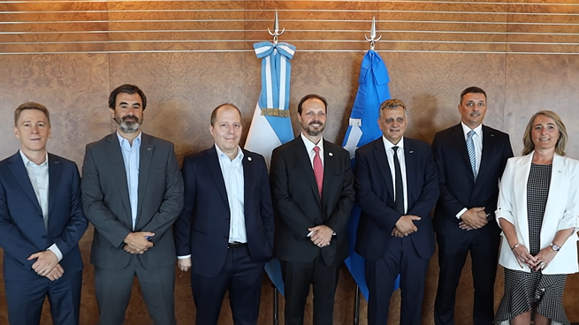 Instituto Vaca Muerta (IVM). Del acto de la firma de acuerdo participaron Horacio Marín, Sergio Mengoni, Lisandro Deleonardis, Gonzalo López y Claudia Barbolla, entre otos directivos.&nbsp;