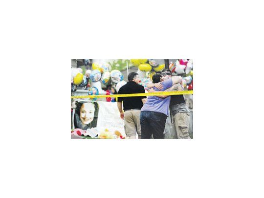 Así esperaban vecinos, familiares y amigos a  Gina DeJesus. La mujer de 23 años estuvo secuestrada 10 años. Su barrio se vistió de fiesta, aunque su familia pidió tranquilidad para que la joven se recupere.