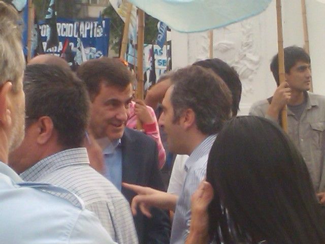 El titular de la SIDE, Héctor Icazuriaga, junto al diputado camporista, Andrés Cuervo Larroque, quien organizó la logística y supervisó el encuentro.