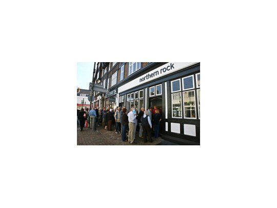 Miles de clientes esperan para retirar sus depósitos del Northern Rock Bank, afectado por la crisis de las subprimes.