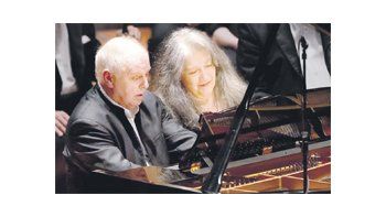 Por primera vez en varias décadas, Daniel Barenboim y Martha Argerich brindaron un concierto a cuatro manos con obras de Mozart, Schubert y Stravinsky, en la mítica sala de la Filarmónica de Berlín que el público ovacionó de pie.