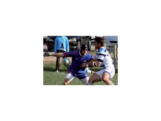 Agónico. Los Clavos ganaro sobre la hora y pasaron a las semifinales.