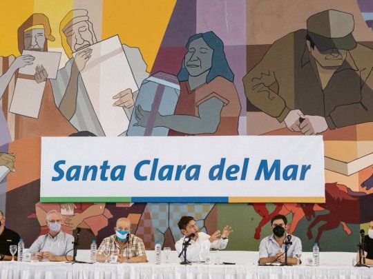 escenario. El gobernador encabezó ayer una nueva reunión con alcaldes de los municipios de la costa atlántica. Garantizó voluntad de que la temporada siga, pero advirtió por el aumento de casos.