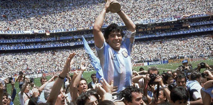 Con Argentina jugó cuatro mundiales conquistando el subcampeonato de Italia 1990 y el campeonato de México 1986