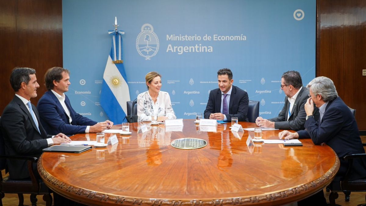Government agreed with oil companies monthly increases of 4% until August