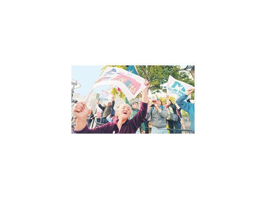 No bien se conocieron los primeros resultados de los comicios presidenciales chilenos, los simpatizantes de Michelle Bachelet salieron ayer a la tarde a las calles a celebrar. La médica socialista supo mantener una elevada ponderación ciudadana durante sus años en el llano.