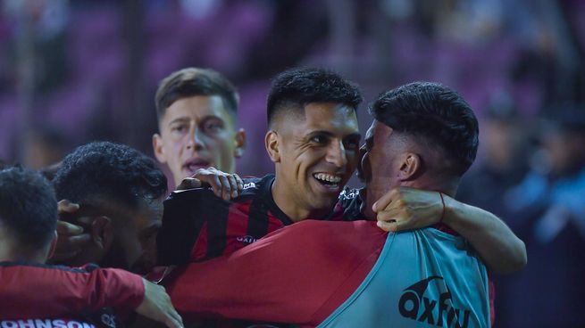 Acevedo celebra con sus compañeros. Patronato todavía da pelea por seguir en Primera.