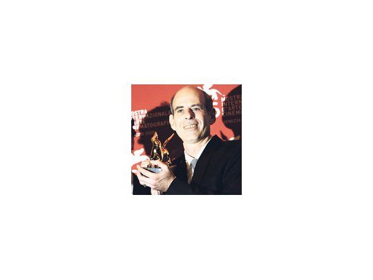 Samuel Maoz sostiene el León de Oro que obtuvo por «Lebanon», una cruda visión de la guerra desde un agujero en un tanque.