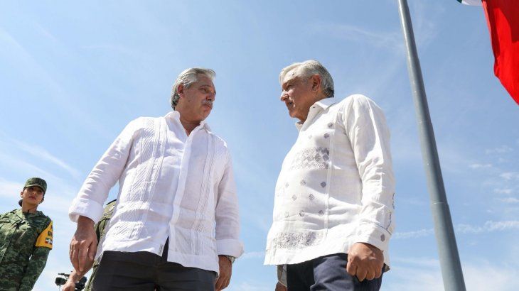 Alberto Fernández junto a Andrés Manuel López Obrador en México.