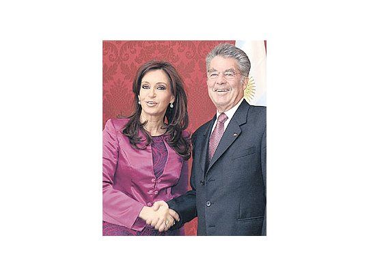 Another picture for Cristina Kirchner. She was received yesterday by Austrian state chief, Heinz Fischer, during the last day of her tour across Europe, which took her first to Germany. Far from complaints of German State Secretary Angela Merkel, the front-runner looked more cheerful.