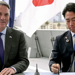 Australia busca defender rutas marítimas comerciales críticas y sus aproximaciones septentrionales en los océanos Índico y Pacífico. Australia busca defender rutas marítimas comerciales críticas y sus aproximaciones septentrionales en los océanos Índico y Pacífico.