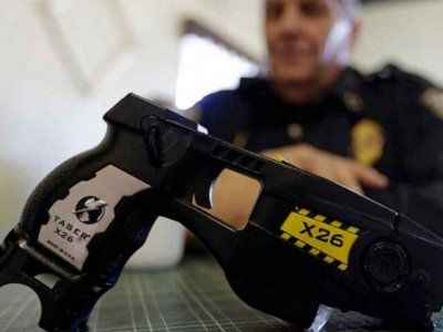 Pistolas eléctricas Taser: Ciudad insiste en usarlas a pesar de otro caso  alarmante