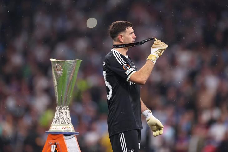 Emiliano “Dibu” Martínez finalizará la temporada con Aston Villa y quedará a disposición de la Selección Argentina. Emiliano “Dibu” Martínez finalizará la temporada con Aston Villa y quedará a disposición de la Selección Argentina.