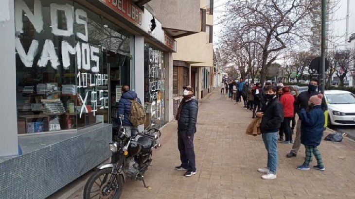 Desde que los vecinos de La Plata se enteraron del cierre de El Aleph, se agolpan en el local para revisar las ofertas en libros.