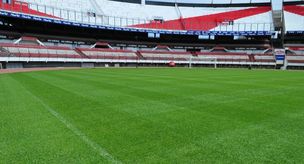 Murió al caer de una tribuna en la cancha de River: había ...