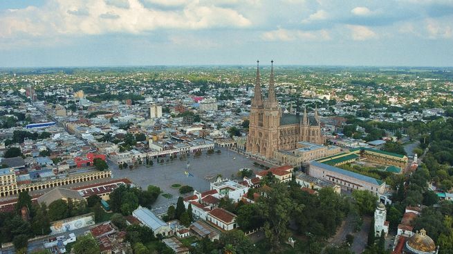 Con sus espacios verdes y la cercanía a la ciudad, Luján ofrece un escape perfecto para un fin de semana en familia.