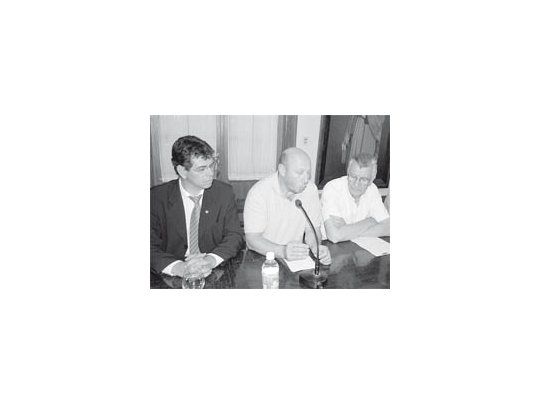 El gobernador de San Juan junto a funcionarios de Mendoza, durante la firma del convenio.
