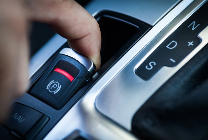 The tests carried out in different countries clear the question: to act the electronic brake in motion does not cause uncontrol, but immediately activates the four brakes with the assistance of the ABS. The tests carried out in different countries clear the question: to act the electronic brake in motion does not cause uncontrol, but immediately activates the four brakes with the assistance of the ABS.