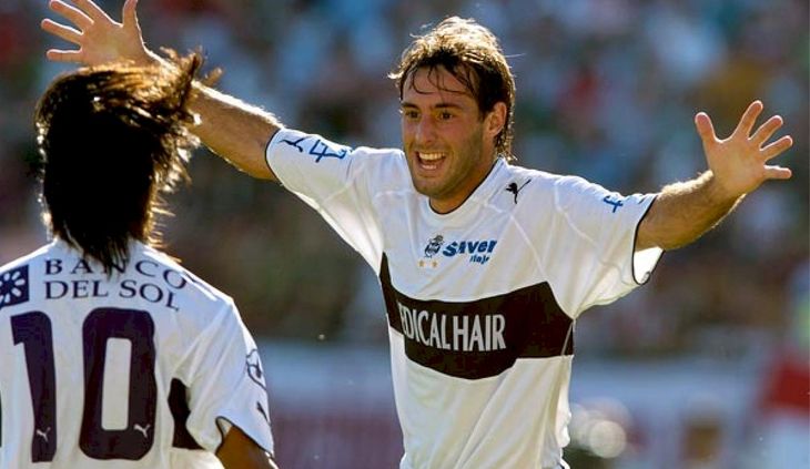 El Turbo Vargas se destacó en el fútbol argentino, dónde logró superar a Palermo en la tabla de goleadores. El Turbo Vargas se destacó en el fútbol argentino, dónde logró superar a Palermo en la tabla de goleadores.