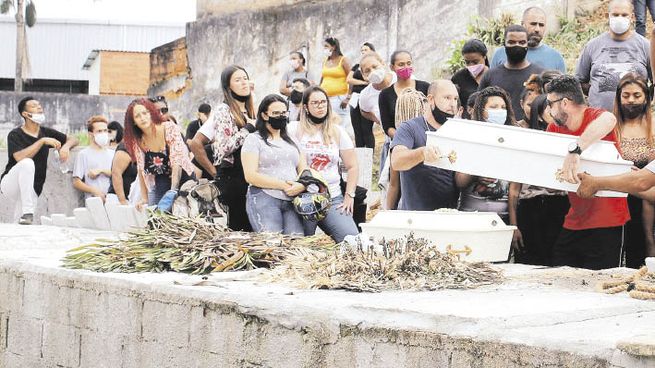 DESOLACIÓN. Una imagen panorámica muestra el paso del alud por la ciudad de Petrópolis, en el estado de Río de Janeiro. Las malas condiciones metereológicas dificultaban las tareas de rescate. Cerca de mil personas habían sido evacuadas.