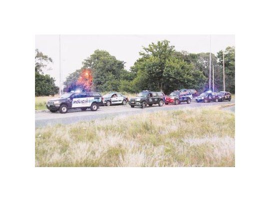 Decenas de efectivos policiales rastrillaron sin éxito el Parque Pereyra Iraola y realizaron unos 37 allanamientos en el sur del conurbano bonaerense.