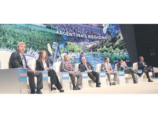 OPORTUNIDADES. Frigerio, Vidal, Schiaretti, Passalacqua, Gutiérrez, Urtubey y Uñac durante su exposición en el panel del Foro de Inversión.