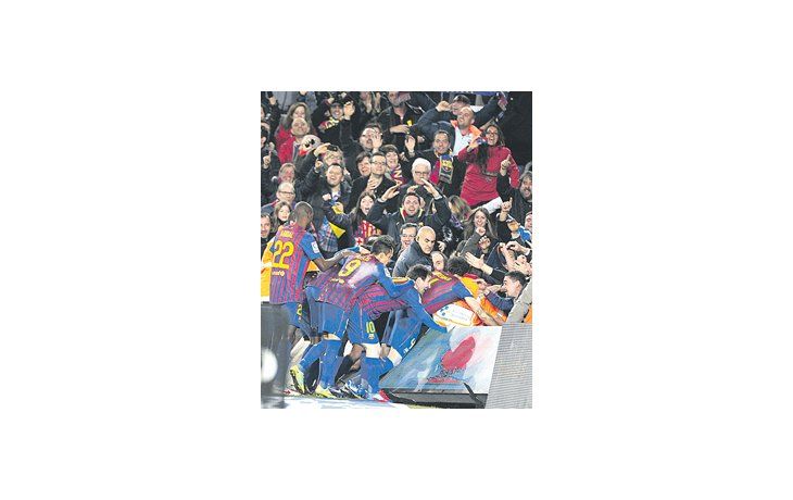 Lionel Messi y todo Barcelona festejan la clasificación a las semifinales de la Copa del Rey, tras empatar de local con el Real Madrid.