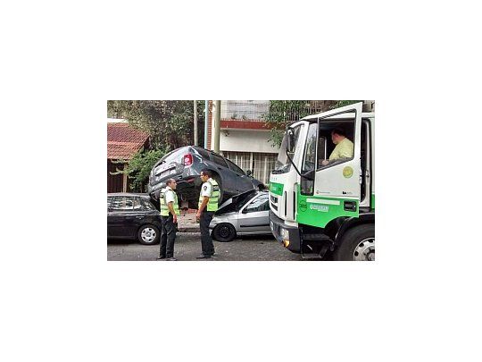 Un camión recolector de residuos chocó a cuatro autos en Saavedra