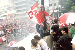 Los más de 5.000 espectadores que Estudiantes llevó a Abu Dabi, algo insólito en un viaje tan largo.