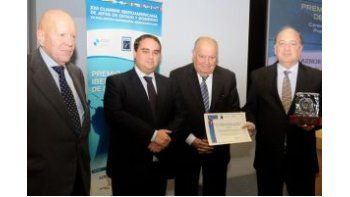 El Secretario General del CPCECABA, Julio Rotman, junto a las autoridades de FUNDIBEQ.