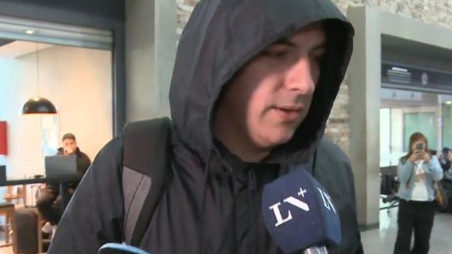 El legado del Indio moviliza multitudes: ovación en un aeropuerto patagónico con los músicos de Los Fundamentalistas.