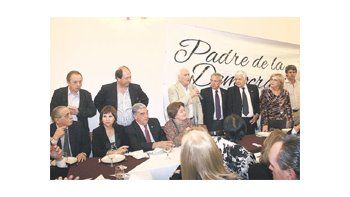 Julio César Strassera, Rodolfo Terragno, Hipólito Solari Yrigoyen, Ernesto Sanz, Elva Roulet, Fernando Pino Solanas, Mario Barletta, José Bielicki y Alfonso Prat Gay anoche en el festejo en el Club Lalín.