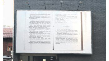 ámbito.com | Szalkowicz es una artista estudiosa y creativa, además de una sofisticada diseñadora de libros. Por eso sorprende la simplicidad (y la potencia) de la fotocopia de un libro abierto ampliada que pegó sobre un cartel fuera de la galería Prisma.