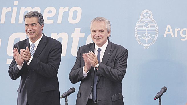 juntos. Alberto Fernández y Jorge Capitanich en Chacho. Desde allí anunció aumento a docentes y defendió el tope en paritarias.