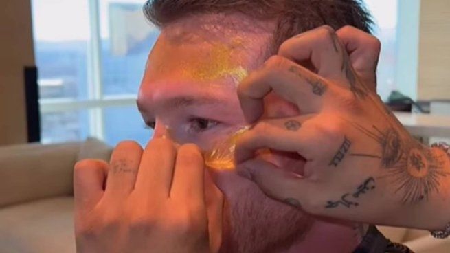 Como casi todos los años, Canelo Álvarez se somete a un tratamiento facial, aplicándose una mascarilla de oro 24 kilates. En esta oportunidad lo hizo en Arabia a un costo de 500 dólares. Eso sí, incluyó un corte de cabello.