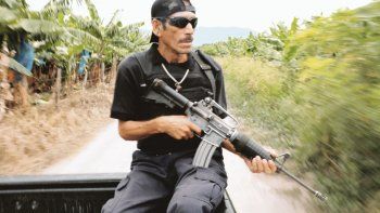 PATRULLA. Un miembro de una de las autodefensas recorre un camino de Michoacán. Sus comandantes denuncian que el Gobierno quiere desarmarlos sin brindarles ningún tipo de garantía de protección.&nbsp;