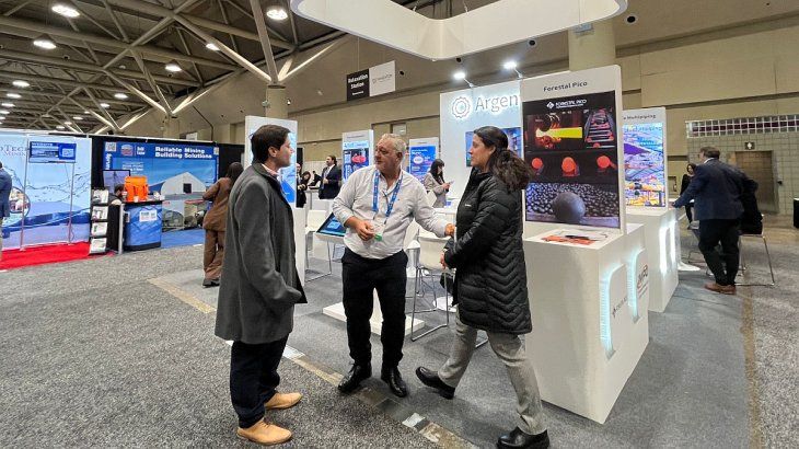 Agustín Osuna, de SGL Transportes, dialoga con Diego Cons y Verónica Pengues, de Inquinat, en el stand de PromArgentina en PDAC 2026. Agustín Osuna, de SGL Transportes, dialoga con Diego Cons y Verónica Pengues, de Inquinat, en el stand de PromArgentina en PDAC 2026.