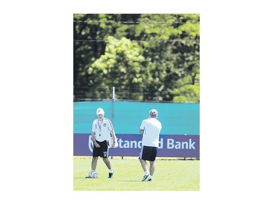 Alejandro Sabella y Julián Camino en la última práctica del seleccionado argentino antes de viajar a Colombia.