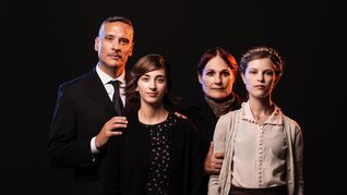 Esta obra de teatro no solo se centra en la figura de Ana como se ha visto en cine y teatro, sino que también enfoca como narradores a la familia de Ana, la familia Van Pels, Fritz Pfeffer y Miep Gies. Esta obra de teatro no solo se centra en la figura de Ana como se ha visto en cine y teatro, sino que también enfoca como narradores a la familia de Ana, la familia Van Pels, Fritz Pfeffer y Miep Gies.